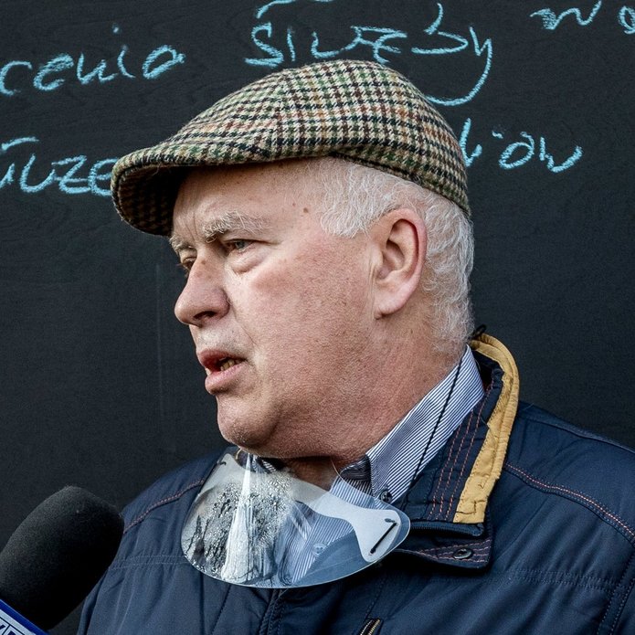 mężczyzna udziela wywiadu dziennikarzom