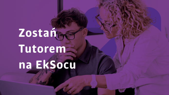 nauczycieka tłumaczy coś studentowi przy komputerze 