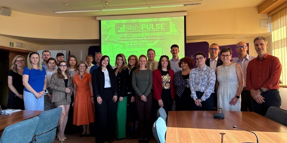 grupa ludzi pozująca do zdjęcia 