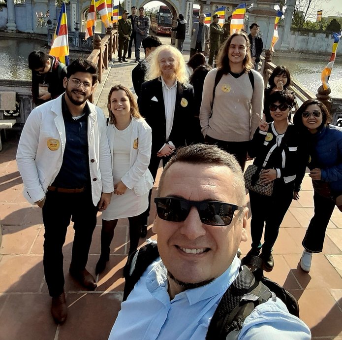 doktor ze studentami w Prowincji Phu Xuyen 