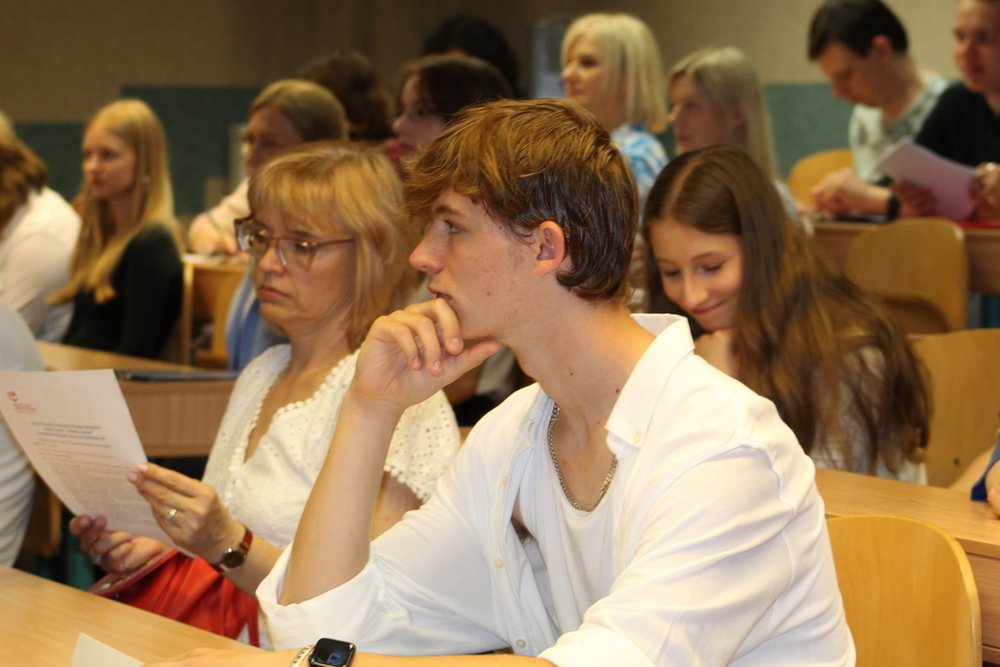 Uczestnicy seminarium podsumowującego VII edycję programu "Zdolny uczeń-świetny student" na WBIOŚ