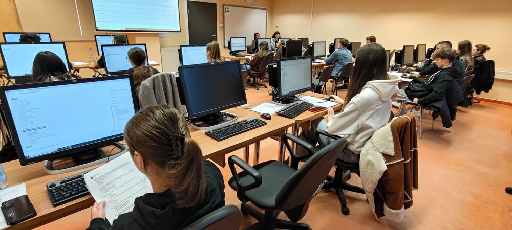 sala komputerowa wypełniona uczestnikami szkolenia, którzy są skupieni na realizacji zadań zleconych przez Prowadzące