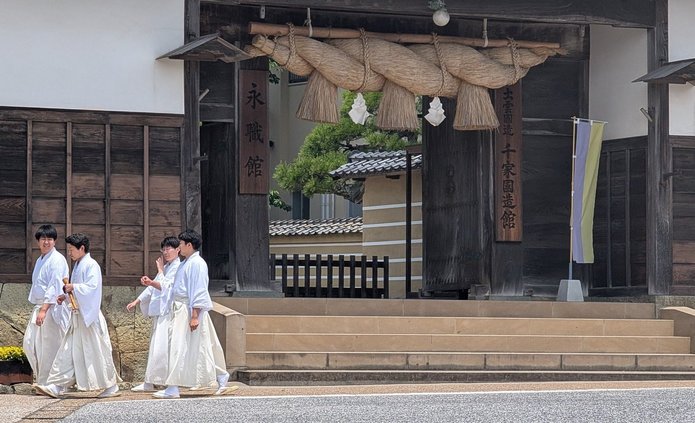 Dwie osoby w japońskich kimonach na tle świątyni