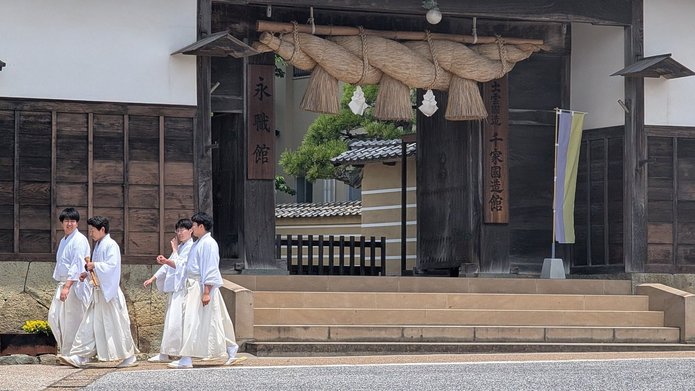 [Translate to English:] Dwie osoby w japońskich kimonach na tle świątyni