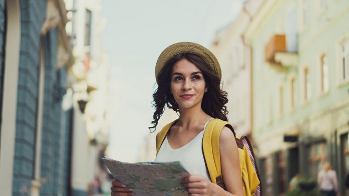 Kobieta trzymająca mapę na wakacjach