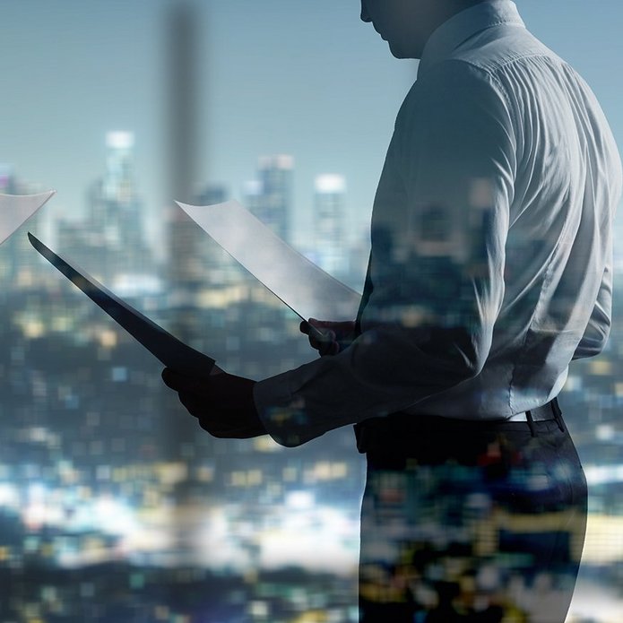 Biznesmen trzymający kartki 