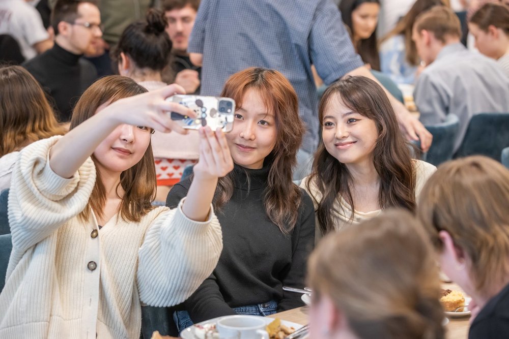 Studentki z zagranicy robiący sobie selfie