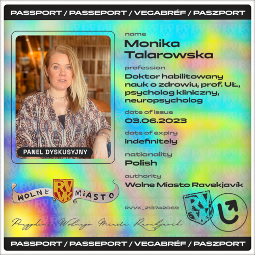 materiał graficzny zaprojektowany na wzór paszportu do Wolnego Miasta Ravejkavik, całość w jaskrawych kolorach, na zdjęciu prowadzący