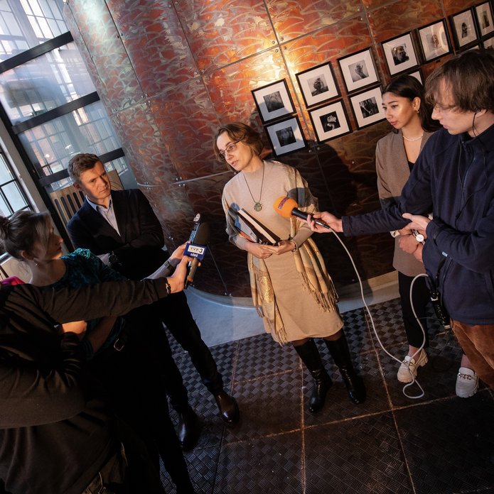 Grupa osób udziela wywiadu dziennikarzom