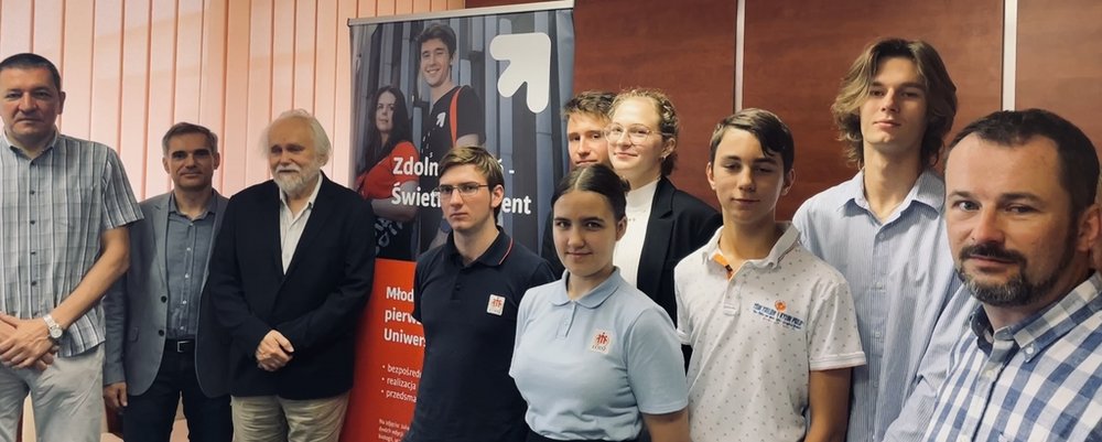 uczestnicy projektu zdolny uczeń, świetny student. Na zdjęciu: uczniowie szkół, wykładowcy UŁ
