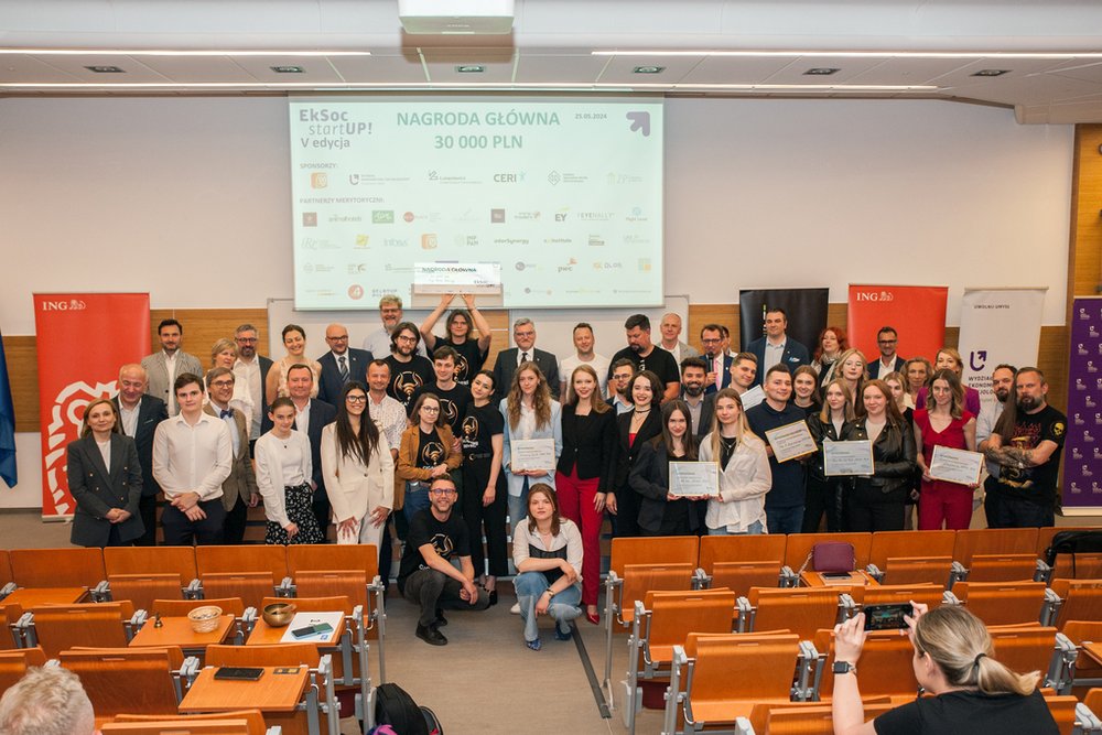Winners and members of the Jury of the Eksoc StartUP! competition