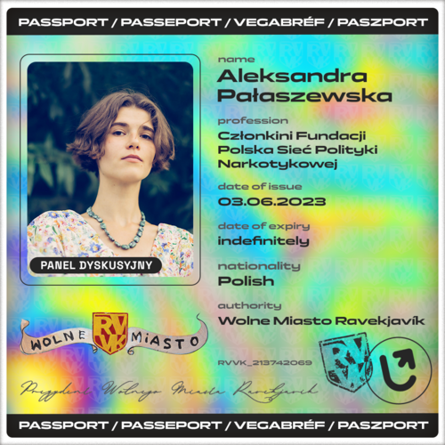 materiał graficzny zaprojektowany na wzór paszportu do Wolnego Miasta Ravejkavik, całość w jaskrawych kolorach, na zdjęciu Aleksandra Pałaszewska, młoda, krótkowłosa szatynka