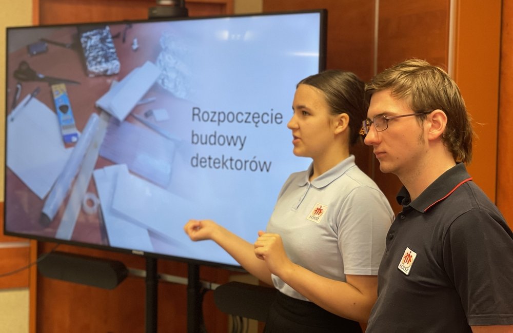 uczestnicy projektu zdolny uczeń, świetny student. Na zdjęciu: uczniowie szkół, wykładowcy UŁ