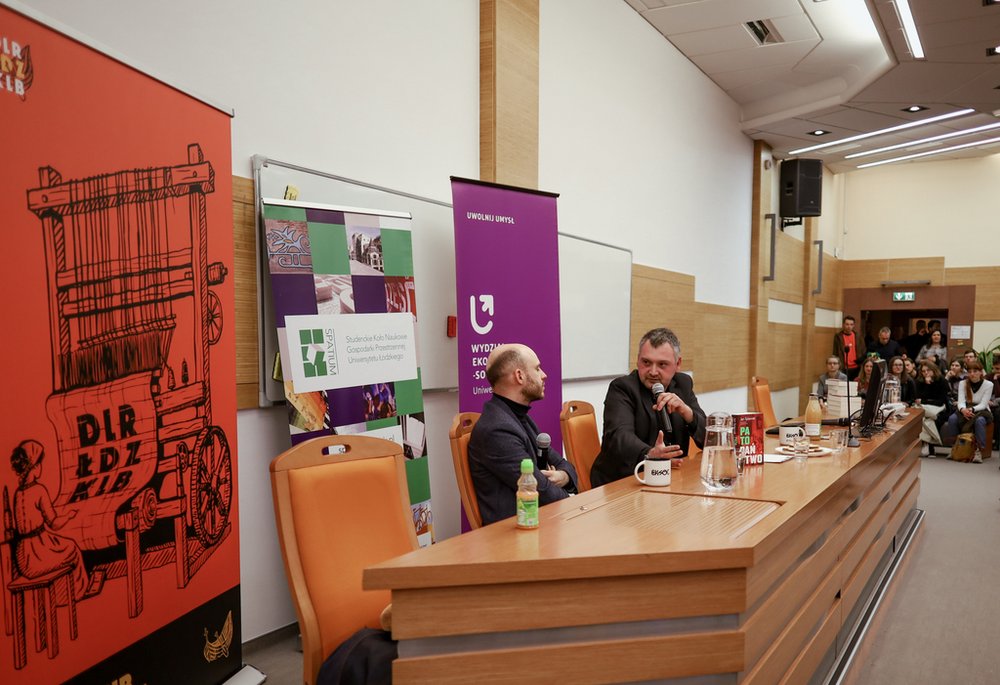 Jan Śpiewak z prowadzącym spotkanie