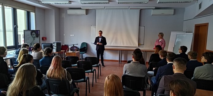 Prodziekan Wydziału wita młodych ludzi, uczestników programu