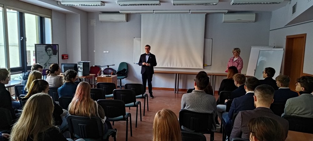 Prodziekan Wydziału wita młodych ludzi, uczestników programu
