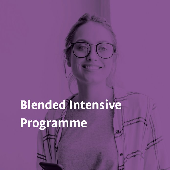 zdjęcie uśmiechniętej dziewczyny