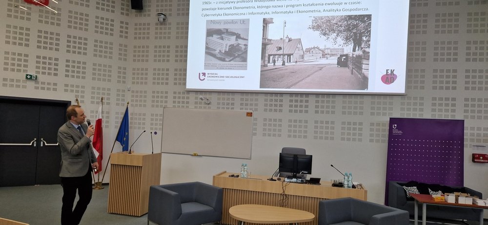 mężczyzna przemawiający do młodzieży