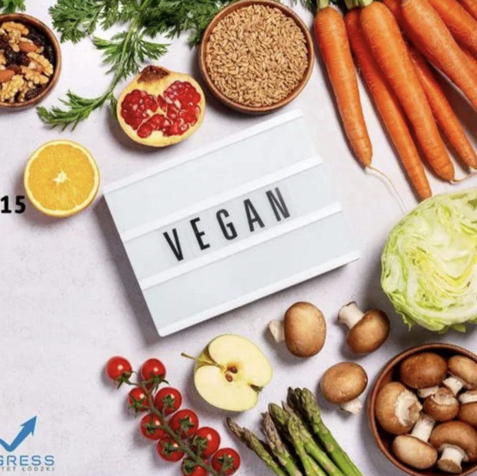 napis vegan wśród warzyw i owoców