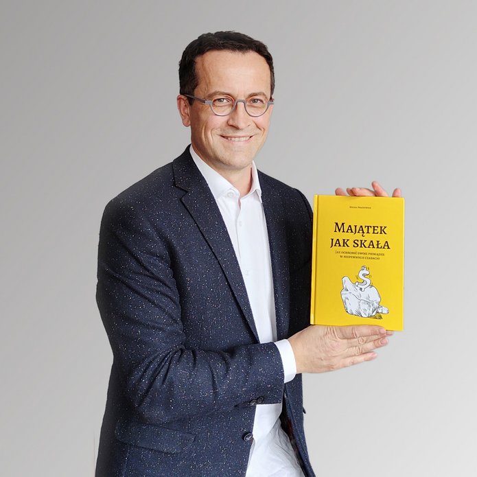 Prof. Michał Mackiewicz ze swoją książką