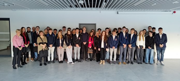 wszyscy uczestnicy programu na zbiorowym zdjęciu