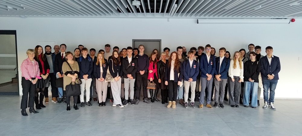 wszyscy uczestnicy programu na zbiorowym zdjęciu