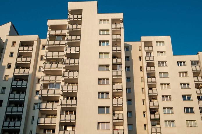 wysoki budynek mieszkalny