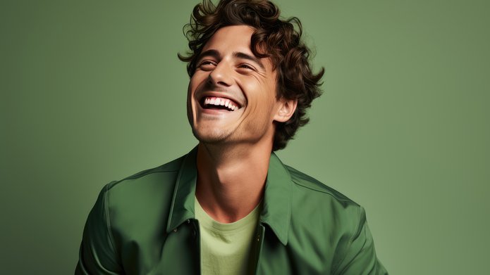 uśmiechnięty mężczyzna