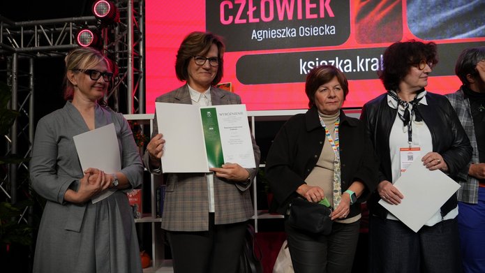 Odbiór nagród, Wydawnictwo UŁ reprezentuje Ewa Bluszcz (druga od lewej)