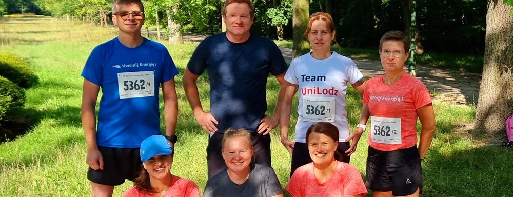 uczestnicy biegu w parku