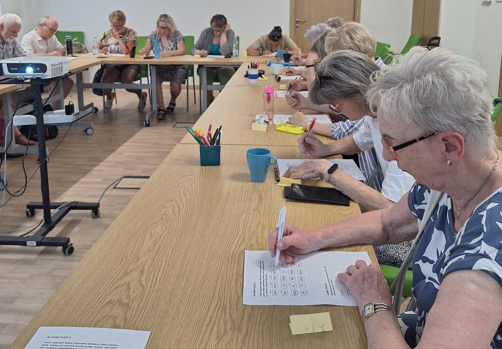 Seniorzy podczas warsztatów ćwiczenia pamięci