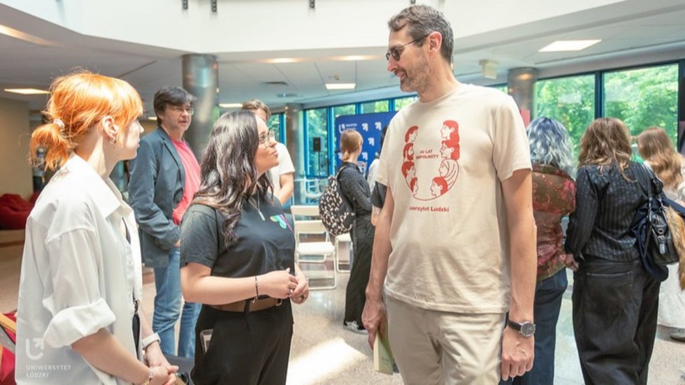 Rektor UŁ z osobami studiującymi