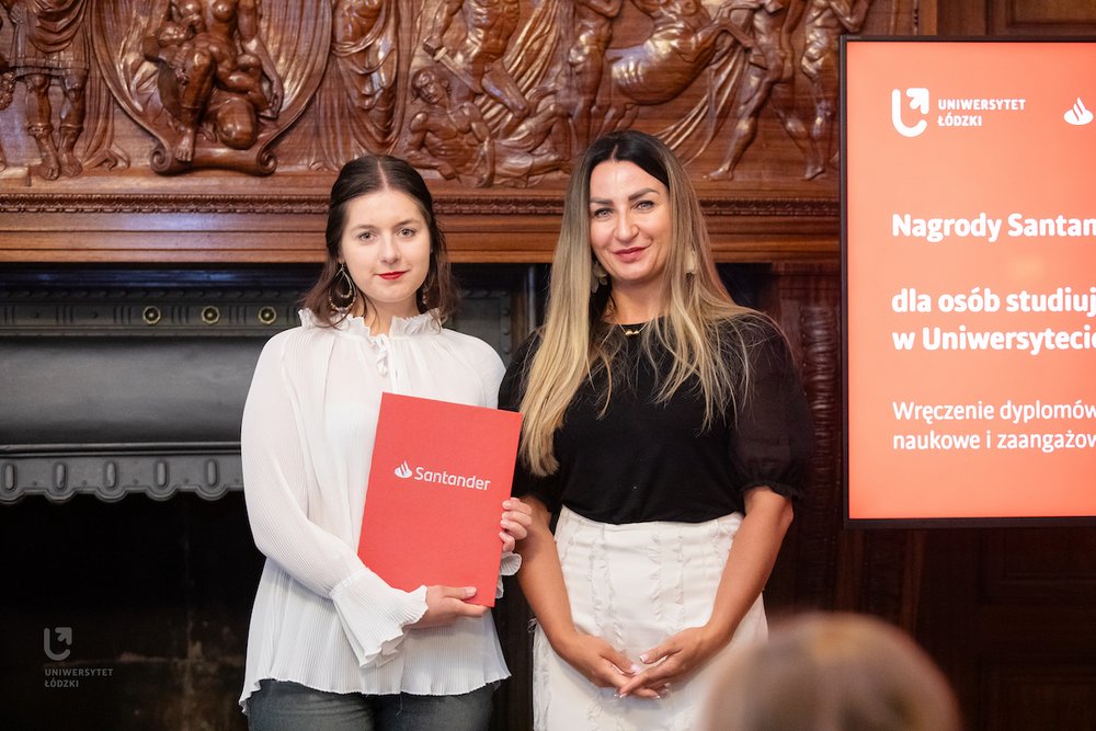 Nagrodzeni studenci pozujący do zdjęcia z dyplomami