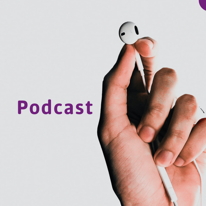 grafika z dłonią trzymająca słuchawkę i napisem Podcast