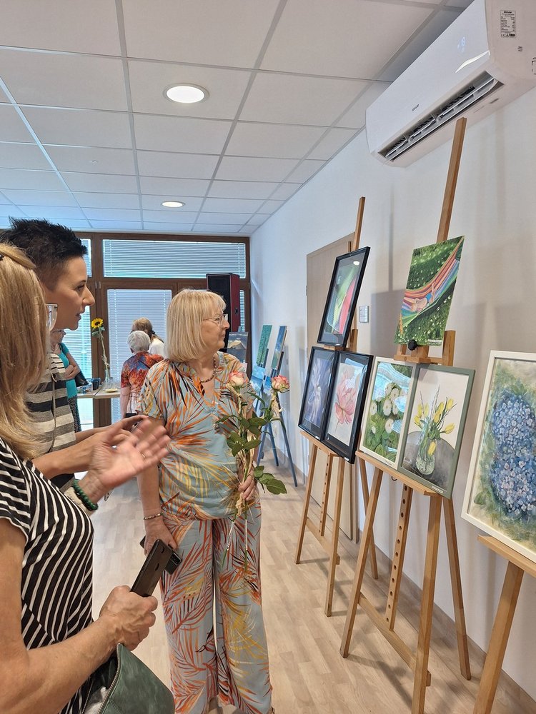 Wernisaż obrazów seniorów w klubowej świetlicy