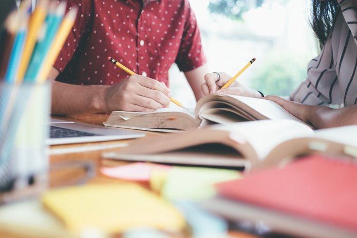 uczniowie notują w zeszycie 