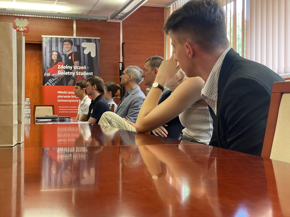 uczestnicy projektu zdolny uczeń, świetny student. Na zdjęciu: uczniowie szkół, wykładowcy UŁ