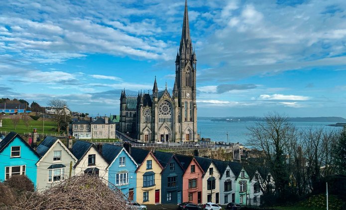 Cork, kolorowe domy i katedra na tle morza