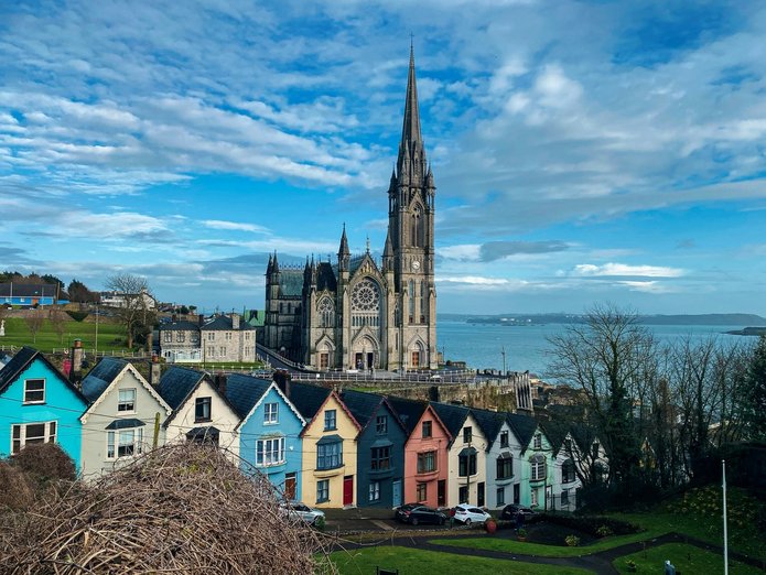 Cork, kolorowe domy i katedra na tle morza