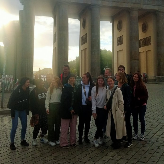 photo of the workshop group in front of the Brandenburg Gate