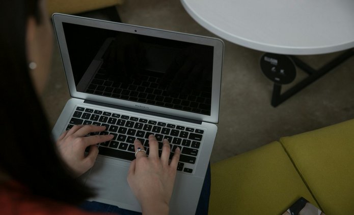 Osoba pisząca na komputerze