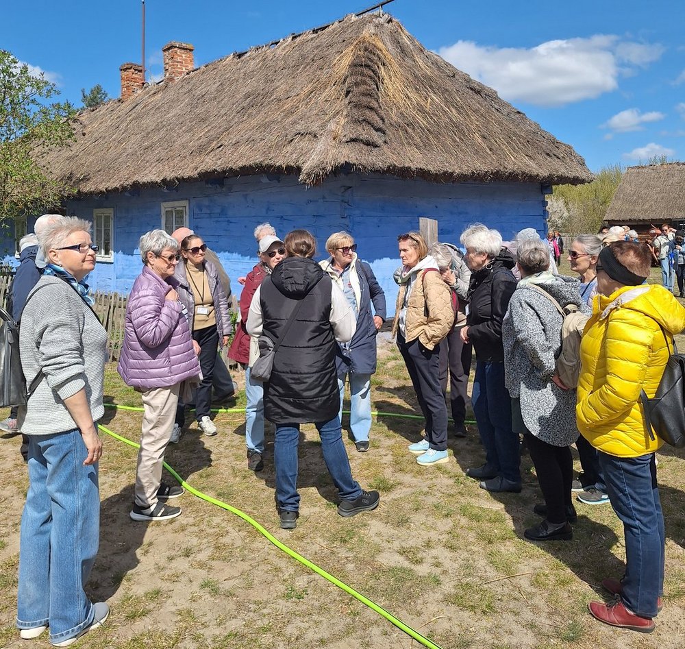 Seniorzy podczas zwiedzania skansenu