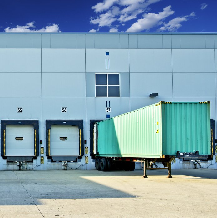 tył ciężarówki w centrum logistycznym