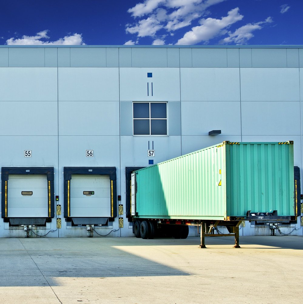 tył ciężarówki w centrum logistycznym