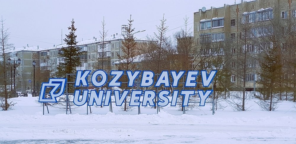 napis Kozybayev university przed kampusem
