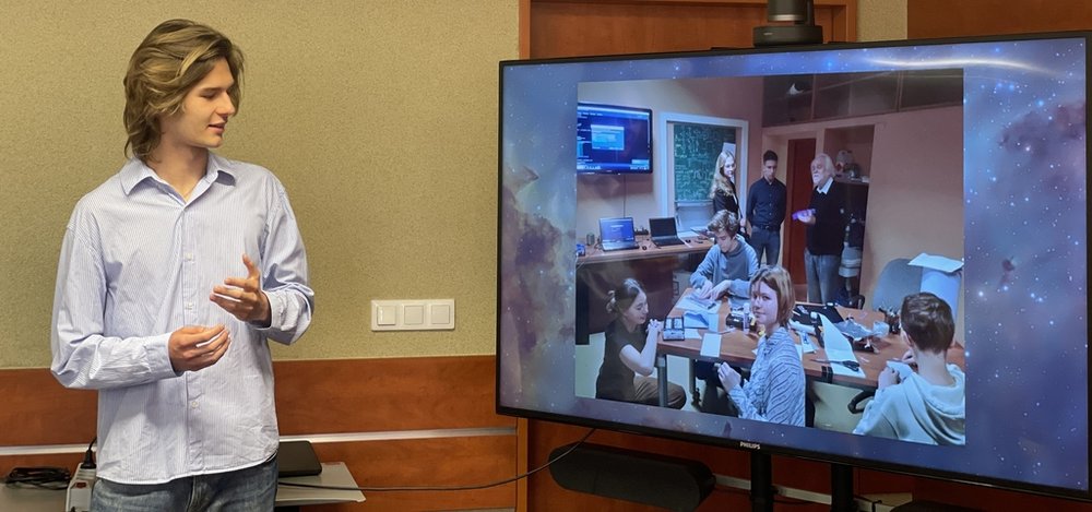 uczestnicy projektu zdolny uczeń, świetny student. Na zdjęciu: uczniowie szkół, wykładowcy UŁ