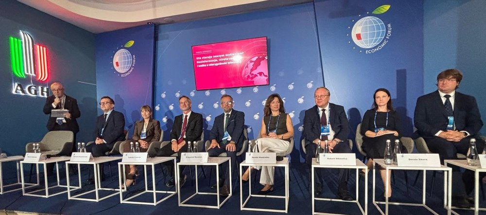 Participants in the debate on disinformation 