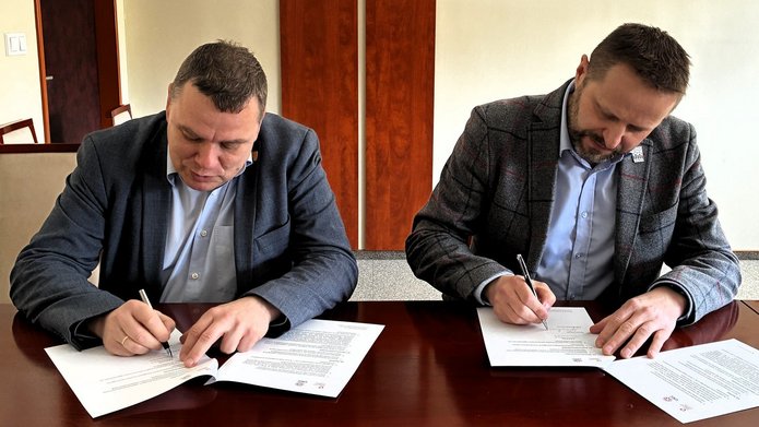 od lewej: dr hab. Tomasz Gwizdałła (Dziekan Wydziału Fizyki i Informatyki Stosowanej), Marek Bartosik (Członek Zarządu GFT)