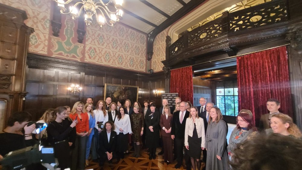 Zdjęcie z wręczenia nagrody - wszyscy nagrodzeni na zdjęciu grupowym