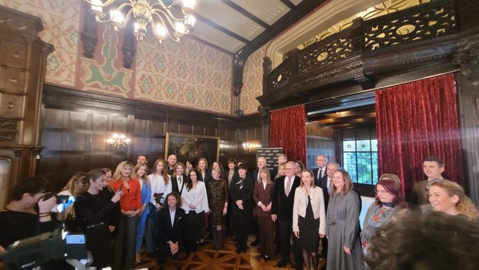 Zdjęcie z wręczenia nagrody - wszyscy nagrodzeni na zdjęciu grupowym